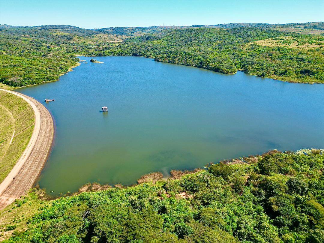 The dam wall and basin at Bangazan